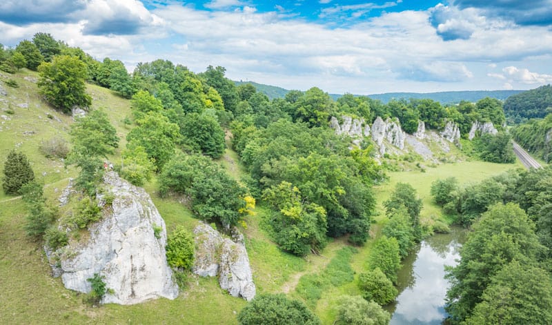 Altmuehltal Panoramaweg Felsen vor Dollnstein