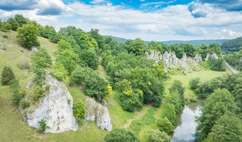 Altmuehltal Panoramaweg Felsen vor Dollnstein