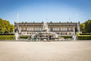 Schloss-Herrenchiemsee-mit-Latonabrunnen-©Chiemsee-Alpenland-Tourismus-Bayerische-Schlösserverwaltung-thomas-kujat