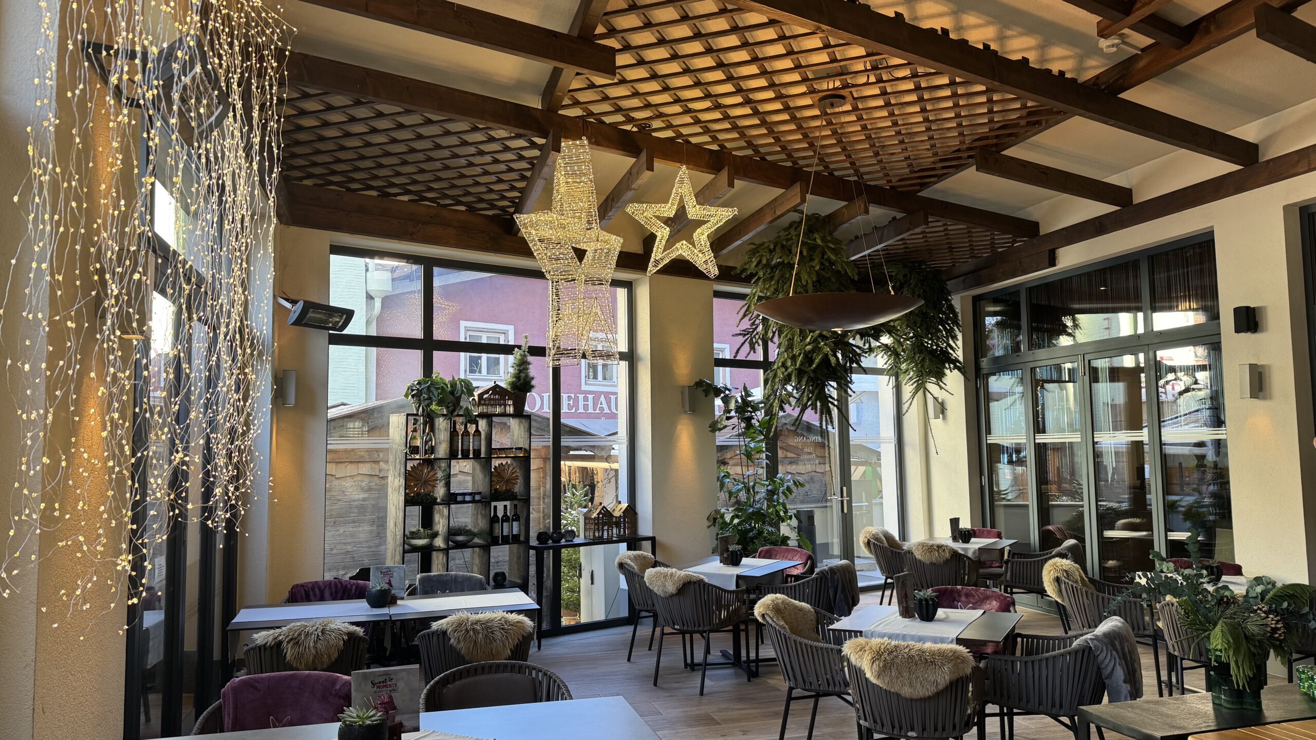 Festlich geschmueckte Einkehr ©Elsa Maria Honecker scaled