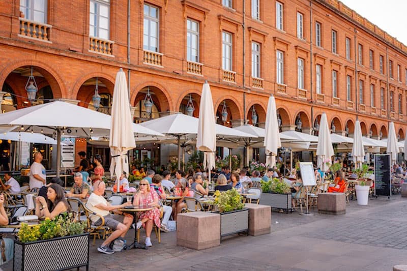 © Remi Deligeon Terrasse place du Capitole Toulouse Team