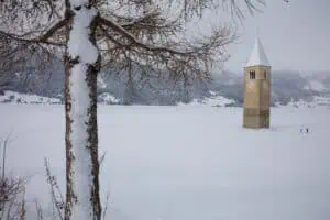 Wie der Winter sich am Reschensee verabschiedet Reschensee-©IDM-Südtirol-Frieder-Blickle