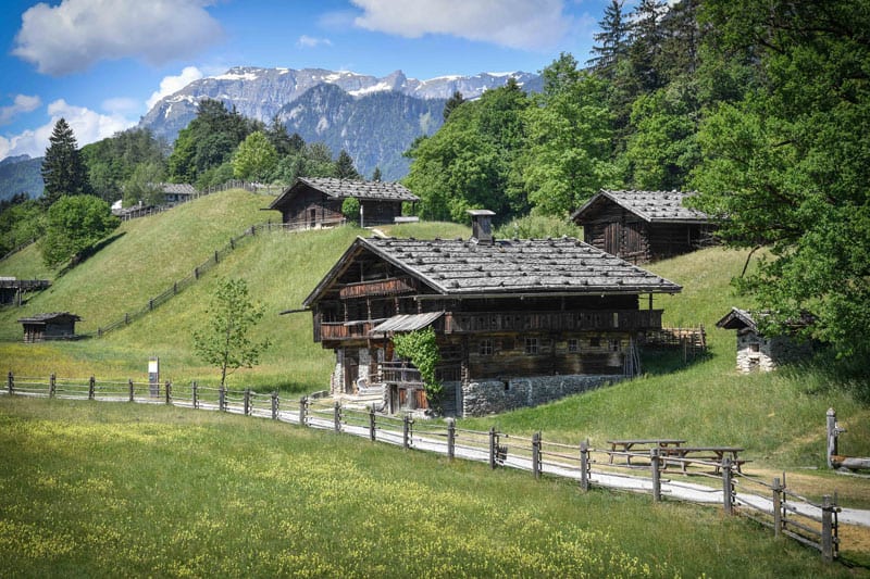 Gelaende Blick Rofangebirge Wildschoenauerhof ©Griessenboeck
