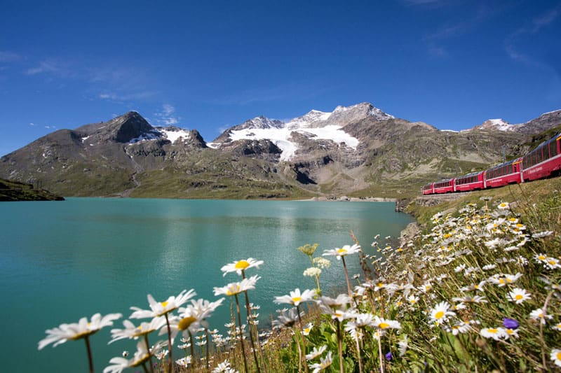Bernina Express am Lago Bianco ©Rhaetische Bahn