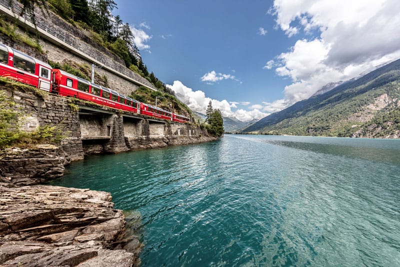 Bernina Express am Lago di Poschiavo ©Rhaetische Bahn