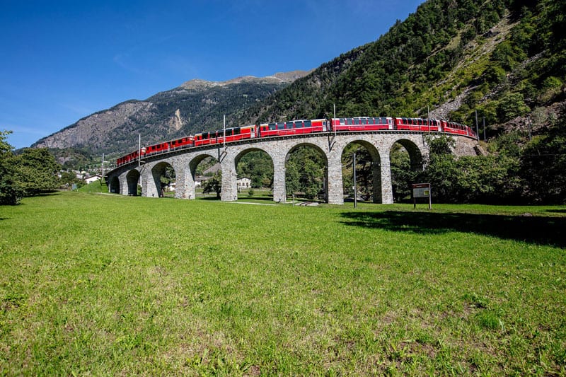 Bernina Express auf dem Kreisviadukt ©Rhaetische Bahn