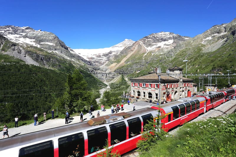 Bernina Express auf der Alp Gruem ©Rhaetische Bahn