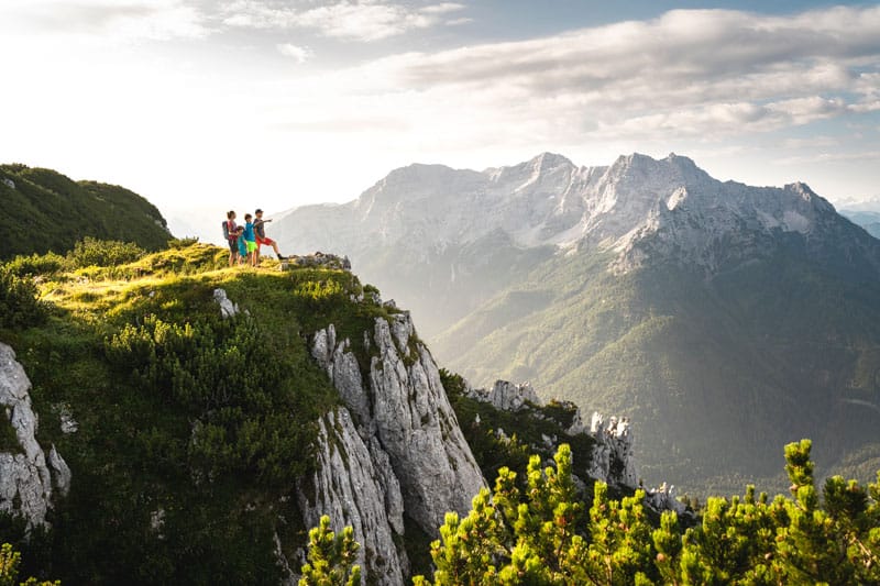 Pillerseetal Wandern Familie Steinplatte Hintergrund Loferer Steinberge © Klaus Listl
