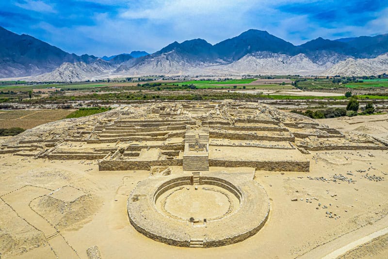 Pyramidengebaeude der heiligen Stadt Caral © Mallku Producciones PROMPERU