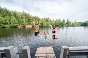 Fünf Tipps für eine Sommerfrische im Hochschwarzwald Familie-am-Schlüchtsee-bei-Grafenhausen-©Hochschwarzwald-Tourismus-GmbH