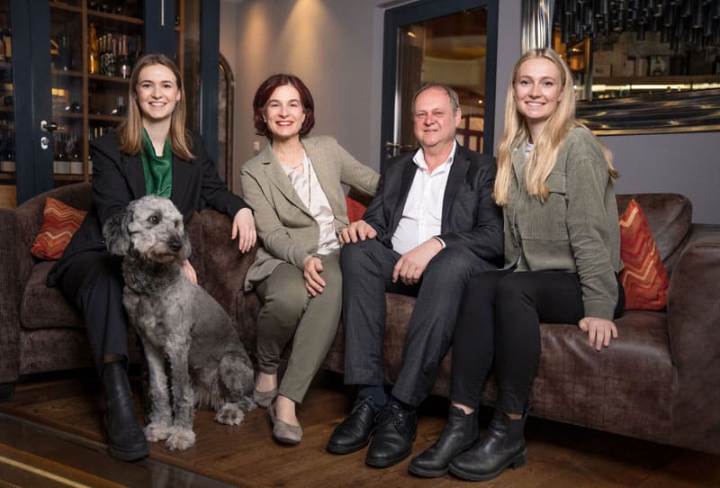 Familie Madreiter mit Hotelhuendin Lea ©Hotel Der Loewe