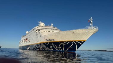 1. MS Hamburg auf Reede vor den Scilly Islands ©Elsa Maria Honecker