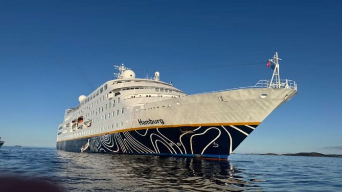 1. MS Hamburg auf Reede vor den Scilly Islands ©Elsa Maria Honecker
