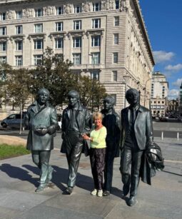 Die Autorin mit den Beatles in Liverpool ©Elsa Maria Honecker