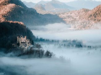 Die Koenigsschloesser im Dunst des Winters ©Fuessen Tourismus und Marketing David Terrey