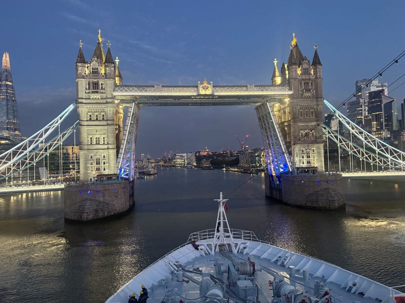 Einfahrt nach London durch die Tower Bridge ©Elsa Maria Honecker
