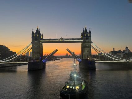 Tower Bridge offnet sich fur die MS Hamburg ©Elsa Maria Honecker